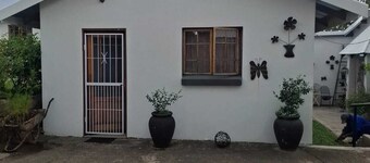 Flat 3 @ 33 On Loop, Ladybrand - Cosy 2 Bedroomed, 2 Bathroom, Lounge & Kitchen.