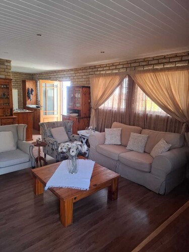 Flat 3 @ 33 On Loop, Ladybrand - Cosy 2 Bedroomed, 2 Bathroom, Lounge & Kitchen.