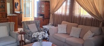 Flat 3 @ 33 On Loop, Ladybrand - Cosy 2 Bedroomed, 2 Bathroom, Lounge & Kitchen.