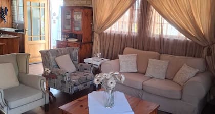 Flat 3 @ 33 On Loop, Ladybrand - Cosy 2 Bedroomed, 2 Bathroom, Lounge & Kitchen.