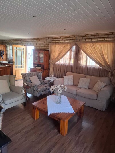 Flat 3 @ 33 On Loop, Ladybrand - Cosy 2 Bedroomed, 2 Bathroom, Lounge & Kitchen.