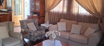 Flat 3 @ 33 On Loop, Ladybrand - Cosy 2 Bedroomed, 2 Bathroom, Lounge & Kitchen.