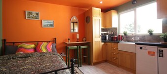 Georgias Gate Studio Cottage - Sleeps 4 & Pets Ok
