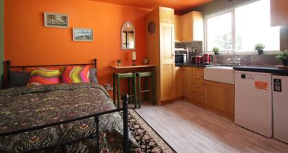 Georgias Gate Studio Cottage - Sleeps 4 & Pets Ok