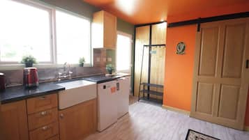 Een koelkast, een magnetron, een vaatwasser, een waterkoker