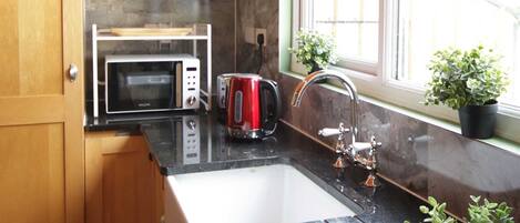 Kjøleskap, mikrobølgeovn, oppvaskmaskin og vannkoker