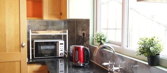 Georgias Gate Studio Cottage - Sleeps 4 & Pets Ok