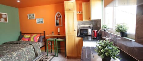 1 habitación, tabla de planchar con plancha, wifi gratis y ropa de cama