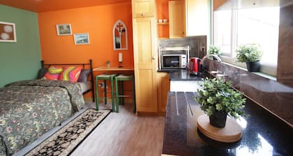 Georgias Gate Studio Cottage - Sleeps 4 & Pets Ok