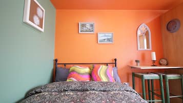 1 habitación, tabla de planchar con plancha, wifi gratis y ropa de cama