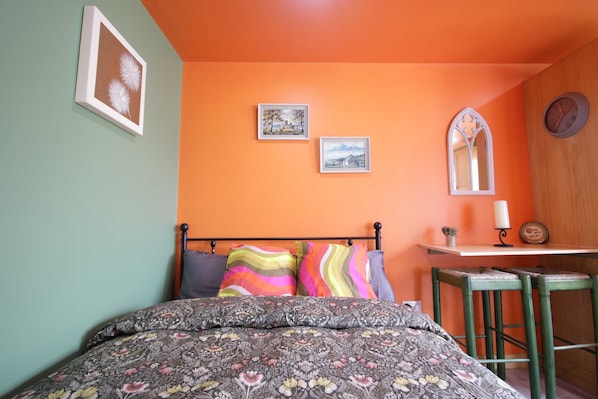 1 slaapkamer, een strijkplank/strijkijzer, gratis wifi, beddengoed