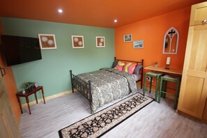 1 bedroom, iron/ironing board, free WiFi, bed sheets - Georgias Gate Studio Cottage - Sleeps 4 & Pets Ok (Errill)
