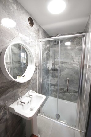 Dusche, Haartrockner, Handtücher