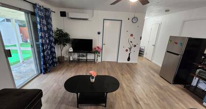 Charming 1-bedroom house in awesome Sacramento with AC