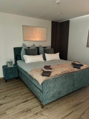 2 bedrooms, iron/ironing board, Internet, bed sheets