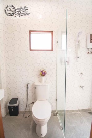 Deluxe tweepersoonskamer, uitzicht op tuin | Badkamer | Een douche, een haardroger, handdoeken, zeep