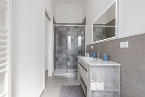 Regadera, secadora de cabello, toallas 