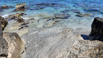 Una spiaggia nelle vicinanze