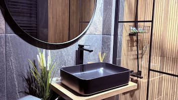 Dusch, hårtork, handdukar och tvål