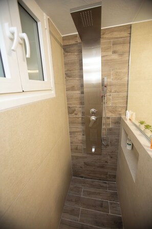Hair dryer, towels, soap, toilet paper - Luxury Apartment in Lamia (Lamia)