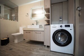 Hair dryer, towels, soap, toilet paper - Luxury Apartment in Lamia (Lamia)