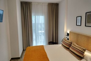 3 makuuhuonetta, silitysrauta/-lauta