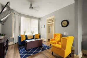 Een televisie en een open haard