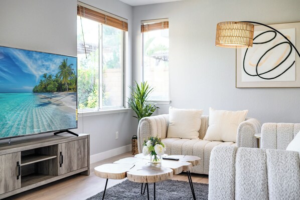 Maison, Plusieurs lits, accès à la piscine, vue sur la piscine (10919 Rancho) | Aire de séjour | Téléviseur