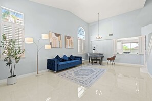 Casa, varias camas, acceso a la alberca, vista a la alberca (10919 Rancho) | Interior