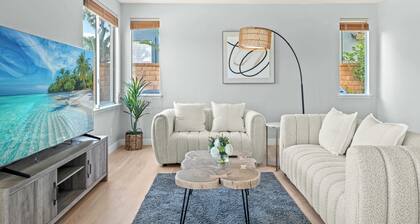 Bright Designer Home w Pool, Near Everything