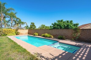 Outdoor pool - Bright Designer Home w Pool, Near Everything (Ontario)