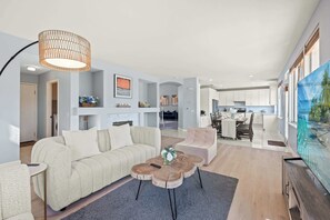 Maison, Plusieurs lits, accès à la piscine, vue sur la piscine (10919 Rancho) | Aire de séjour | Téléviseur