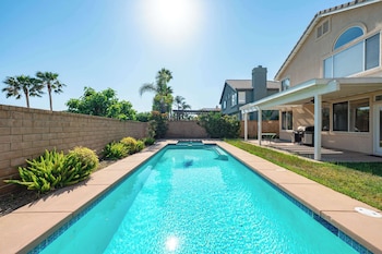 Bright Designer Home w Pool, Near Everything