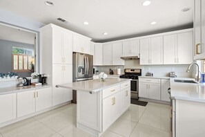 Casa, varias camas, acceso a la alberca, vista a la alberca (10919 Rancho) | Cocina privada | Refrigerador, microondas, horno y parrilla de estufa 