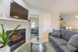 TV, fireplace - Cozy One-Bed Apartment in Heart of Herndon (Herndon)