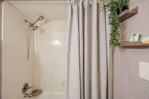 Hair dryer, bidet, towels, soap - Cozy One-Bed Apartment in Heart of Herndon (Herndon)
