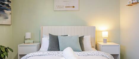 1 slaapkamer, een strijkplank/strijkijzer, wifi, beddengoed