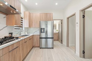 Hus, 2 queensize-senger, terrasse, hageutsikt (325 B-2 West Covina ) | Eget kjøkken | Kjøleskap, mikrobølgeovn, kokeplater og kaffetrakter/tekoker