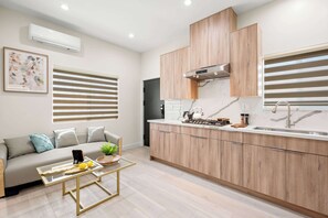 ハウス クイーンベッド 2 台 パティオ ガーデンビュー (325 B-2 West Covina ) | 内装