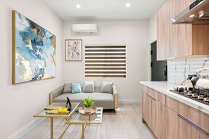 Hus, 2 queensize-senger, terrasse, hageutsikt (325 B-2 West Covina ) | Innvendig