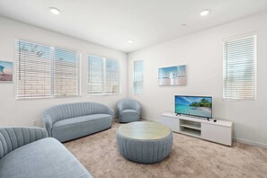 Talo, useita sänkyjä, patio, näköala puutarhaan (3082 Pomona) | Oleskelualue | 42–tuumainen taulutelevisio, jossa digitaalikanavat