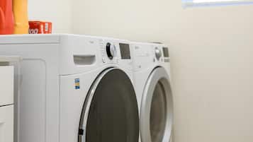 House, Multiple Beds, Patio, Garden View (3082 Pomona) | Interior