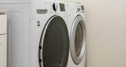 Sunny & Stylish Near LA 4BR Home w Desks & Lounge