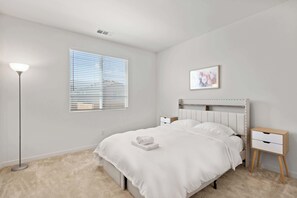 House, Multiple Beds, Patio, Garden View (3082 Pomona)