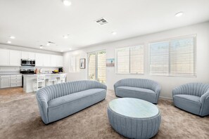 獨棟房屋, 多張床, 庭院, 花園景觀 (3082 Pomona) | 起居區 | 42-吋平面電視，提供數位頻道