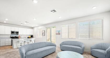 Sunny & Stylish Near LA 4BR Home w Desks & Lounge