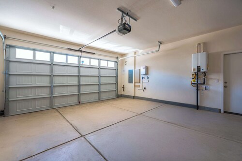 Sunny & Stylish Near LA 4BR Home w Desks & Lounge