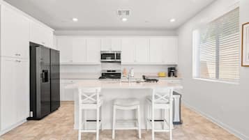 House, Multiple Beds, Patio, Garden View (3082 Pomona) | Private kitchen | Fridge, microwave, oven, stovetop