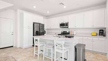 House, Multiple Beds, Patio, Garden View (3082 Pomona) | Private kitchen | Fridge, microwave, oven, stovetop