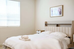 Talo, useita sänkyjä, patio, näköala puutarhaan (3082 Pomona) | 4 makuuhuonetta, yksilöllisesti sisustettu, yksilöllisesti kalustettu